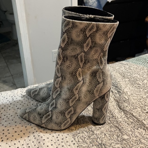 Heeled boots. - Picture 2 of 5